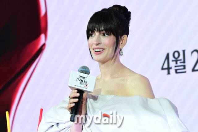 '악마는 프라다를 입는다 2' 내한 기자 간담회에서 앤 해서웨이가 취재진의 질문에 답하고 있다./마이데일리 DB