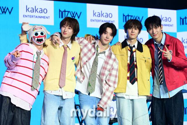 2026년 4월 8일 오후 서울 마포 문화비축기지에서 진행된 밴드 하츠웨이브 데뷔 앨범 ‘The First Wave(더 퍼스트 웨이브)’ 발매기념 쇼케이스에서 멤버들이 포즈를 취하고 있다. / 곽경훈 기자 (kphoto@mydaily.co.kr)