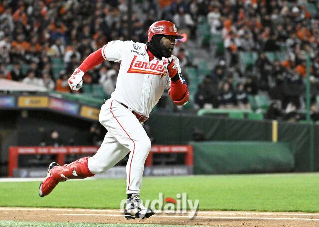 7일 오후 인천 SSG랜더스필드에서 진행된 '2026 프로야구 KBO리그' SSG랜더스와 한화 이글스의 경기. SSG 에레디아가 3회말 2사에서 안타를 친 뒤 전력질주하고 있다./마이데일리