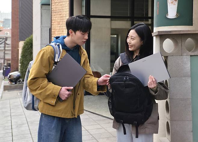 삼성  모델이 노트북 ‘갤럭시북6 시리즈’를 선보이고 있다.  [삼성전자 제공]