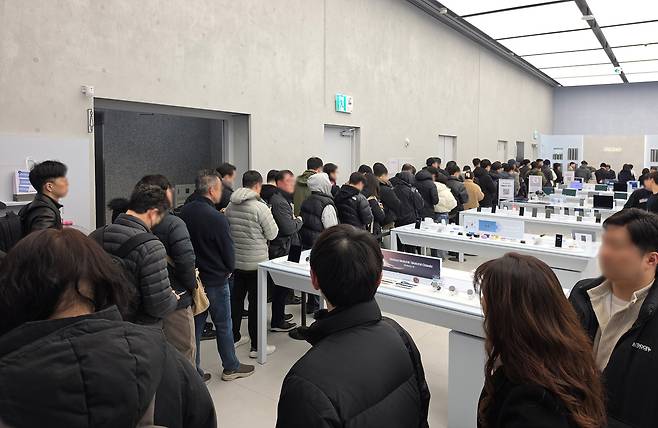 삼성 매장 방문객들이 갤럭시S26 제품 수령을 위해 대기하고 있는 모습 [삼성전자 제공]