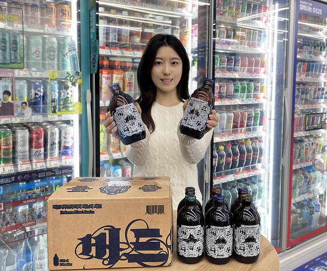 모델이 ‘버드나무 브루어리’에서 생산한 미노리세션(쌀맥주)을 들고 있다. [GS25 제공]