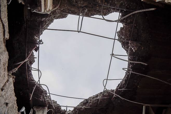 지난 7일(현지시간) 이라크 북부 쿠르디스탄 자치지역 에르빌 북쪽에 위치한 자르가자위 마을에서 드론이 주택 지붕에 충돌해 구멍이 뚫린 모습(사진은 기사 내용과 직접적인 관련 없음). [AFP]