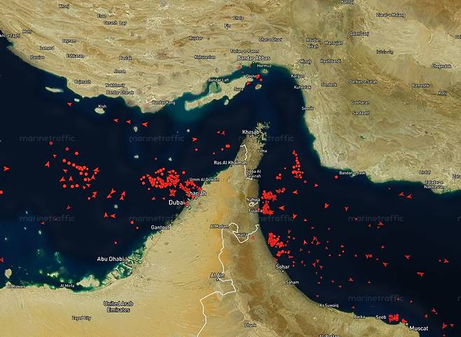 미국과 이란 전쟁이 2주간의 휴전에 사실상 합의한 가운데 8일 오전(한국시간) 항만 및 항만 내 선박의 이동 현황과 현재 위치에 대한 정보를 제공하는 마린트래픽 사이트에 호르무즈 해협의 실시간 상황이 표시돼 있다.  [마린트래픽 캡처]