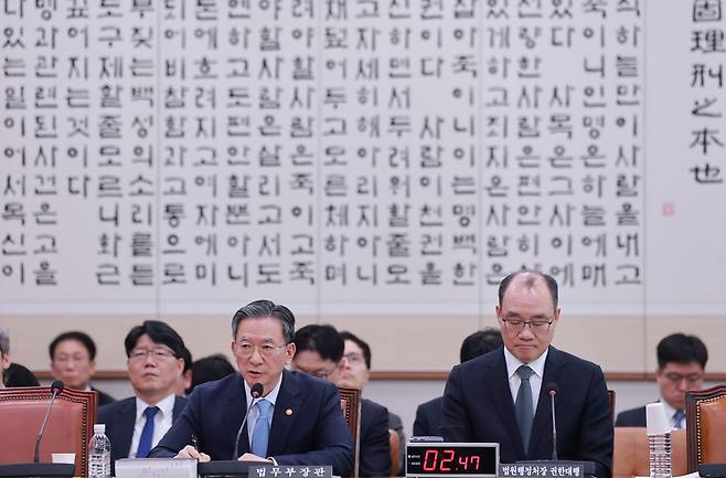 정성호 법무부 장관이 8일 국회에서 열린 법제사법위원회 전체회의에서 쌍방울 대북 송금 사건을 수사한 박상용 검사의 직무정지 관련 질문에 답하고 있다. [연합]