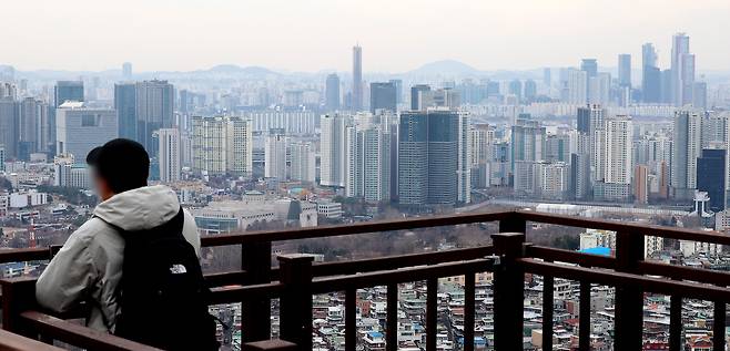 서울 남산 전망대에서 바라본 시내 곳곳에 아파트 단지가 빼곡하게 들어서 있다. [연합]