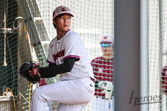 [서울=뉴시스] 프로야구 키움 히어로즈의 안우진이 25일 대만 가오슝에서 열린 2026시즌 구단 스프링캠프에서 훈련을 진행하고 있다. (사진=키움 히어로즈 제공) 2026.02.25. *재판매 및 DB 금지