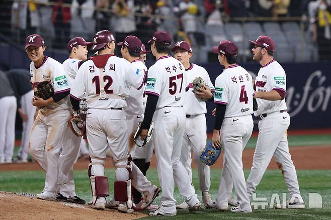 [서울=뉴시스] 권창회 기자 = 3일 오후 서울 구로구 고척스카이돔에서 열린 2026 KBO리그 LG 트윈스와 키움 히어로즈의 경기, 5-2로 승리한 키움 선수들이 기뻐하고 있다.  2026.04.03. kch0523@newsis.com