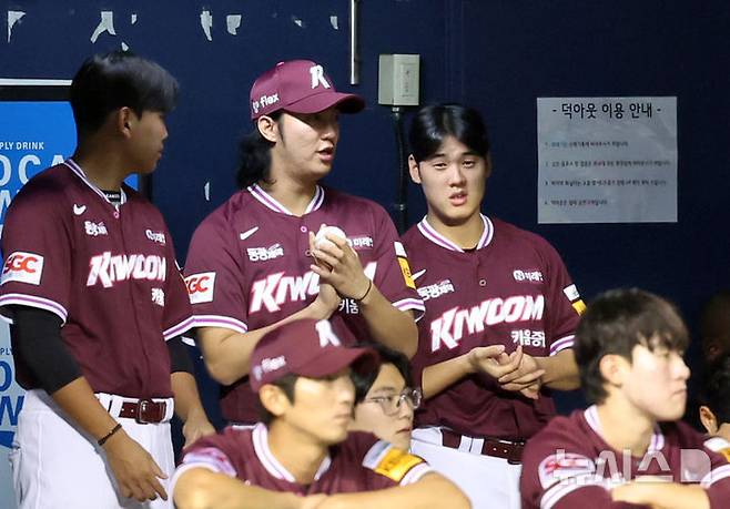 [서울=뉴시스] 조성우 기자 = 18일 오후 서울 송파구 잠실야구장에서 열린 2025 KBO리그 키움 히어로즈와 두산 베어스의 경기, 1군 엔트리에 합류한 키움 투수 안우진이 더그아웃에서 경기를 지켜보고 있다. 2025.09.18. xconfind@newsis.com