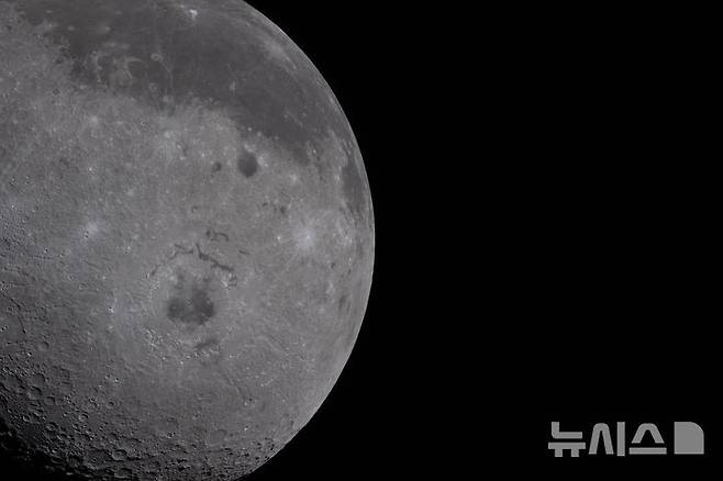 [워싱턴=AP/뉴시스] 미 항공우주국(NASA)이 제공한 사진에 6일(현지 시간) 아르테미스 II 우주선에서 본 달의 오리엔탈레 분지가 보이고 있다. 오리엔탈레 분지는 중앙에 검은 부분이 있는 둥근 분화구다. 2026.04.08.