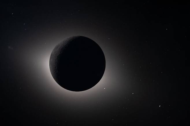 [워싱턴=AP/뉴시스] 미 항공우주국(NASA)이 제공한 사진에 6일(현지 시간) 아르테미스 II 우주선에서 달이 태양을 가리는 일식 현상이 관측되고 있다. NASA는 달 근접 비행을 마친 유인 달 탐사선 아르테미스 2호가 달 중력권을 벗어나 지구로 귀환할 것이라고 밝혔다. 2026.04.08.