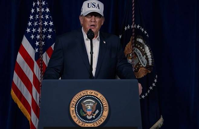 [서울=뉴시스] 도널드 트럼프 미국 대통령이 지난 2월28일(현지시각) 새벽 자신의 SNS 트루스소셜에 8분 분량의 영상을 올려 이란에 대한 군사 공격이 시작됐음을 밝히고 있다. 트럼프의 이란 공격 결정에 베냐민 네타냐후의 비밀 브리핑이 결정적 역할을 한 것으로 전해진다. (출처: 트루스소셜) 2026.4.8. *재판매 및 DB 금지