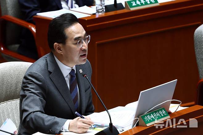 [서울=뉴시스] 고승민 기자 = 박홍근 기획예산처 장관이 7일 서울 여의도 국회에서 열린 예산결산특별위원회 전체회의에서 의원 질의에 답하고 있다. 2026.04.07. kkssmm99@newsis.com