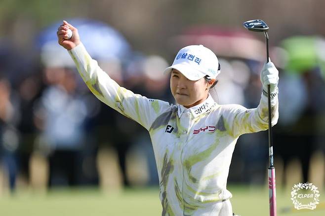 [서울=뉴시스] 홍효식 기자 = 5일 경기 여주에 위치한 더시에나 벨루토CC에서 열린 '더 시에나 오픈 2026' 파이널라운드, 고지원이 우승을 확정지은 뒤 기뻐하고 있다. (사진=KLPGA 제공) 2026.04.05. photo@newsis.com *재판매 및 DB 금지