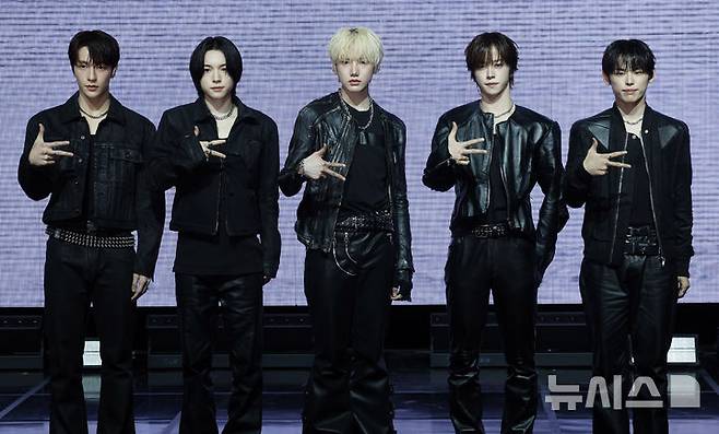 [서울=뉴시스] 김혜진 기자 = 그룹 키빗업(왼쪽부터 재인, 세나, 현민, 루키아, 태환)이 8일 오후 서울 마포구 NOL씨어터 합정 동양생명홀에서 열린 데뷔 쇼케이스에서 포즈를 취하고 있다. 2026.04.08. jini@newsis.com