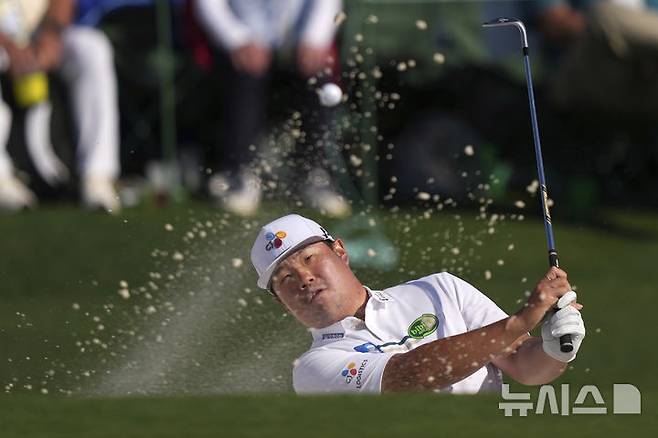 [오거스타=AP/뉴시스] 임성재가 13일(현지 시간) 미 조지아주 오거스타 내셔널 골프클럽에서 열린 제89회 마스터스 토너먼트 최종 라운드 18번 홀 벙커에서 샷하고 있다. 임성재는 최종 합계 7언더파 281타 공동 5위로 대회를 마쳤다. 2025.04.14.