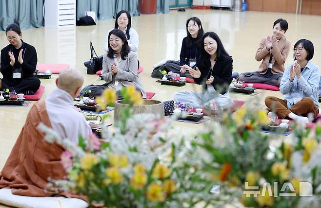 [서울=뉴시스] 조성우 기자 = 8일 서울 강남구 봉은사 보우당에서 열린 제2기 뉴시스 여성 CEO 리더십 아카데미 8회차에서 수강생들이 일감 스님(대한불교조계종 미래본부 사무총장) 진행으로 선명상 체험을 하고 있다. 2026.04.08. xconfind@newsis.com