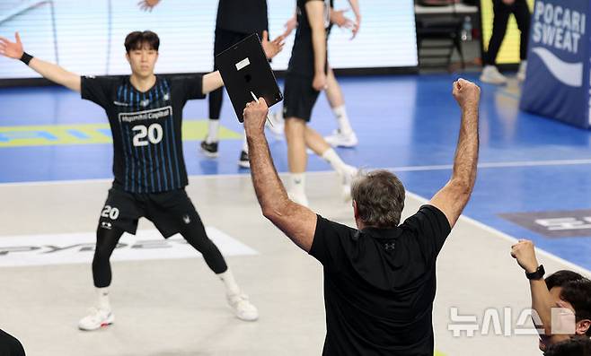 [천안=뉴시스] 이영환 기자 = 6일 오후 충남 천안시 서북구 유관순체육관에서 열린 2025-2026 V-리그 남자부 챔피언결정전 3차전 현대캐피탈과 대한항공의 경기, 세트스코어 3-0으로 승리한 현대캐피탈 필립 블랑 감독이 기뻐하고 있다. 2026.04.06. 20hwan@newsis.com