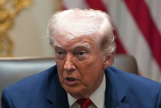 [워싱턴=AP/뉴시스]도널드 트럼프 미국 대통령이 지난달 26일(현지 시간) 백악관 캐비넷룸에서 각료회의를 주재하며 발언하고 있다. 2026.03.27.