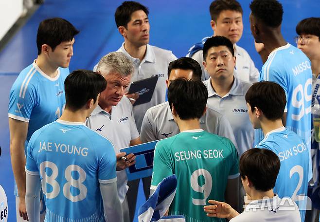 [천안=뉴시스] 박주성 기자 = 8일 오후 충남 천안시 서북구 유관순체육관에서 열린 2025-2026 V-리그 남자부 챔피언결정전 4차전 현대캐피탈과 대한항공의 경기에서 대한항공 헤난 감독이 선수들에게 작전 지시를 하고 있다. 2026.04.08. park7691@newsis.com
