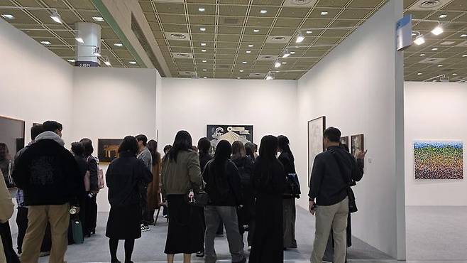 [사진=박현주 미술전문기자] 2026 화랑미술제 가나아트 부스에 선보인 문형태 작품이 관람객들의 관심 속에 잇따라 판매됐다 *재판매 및 DB 금지