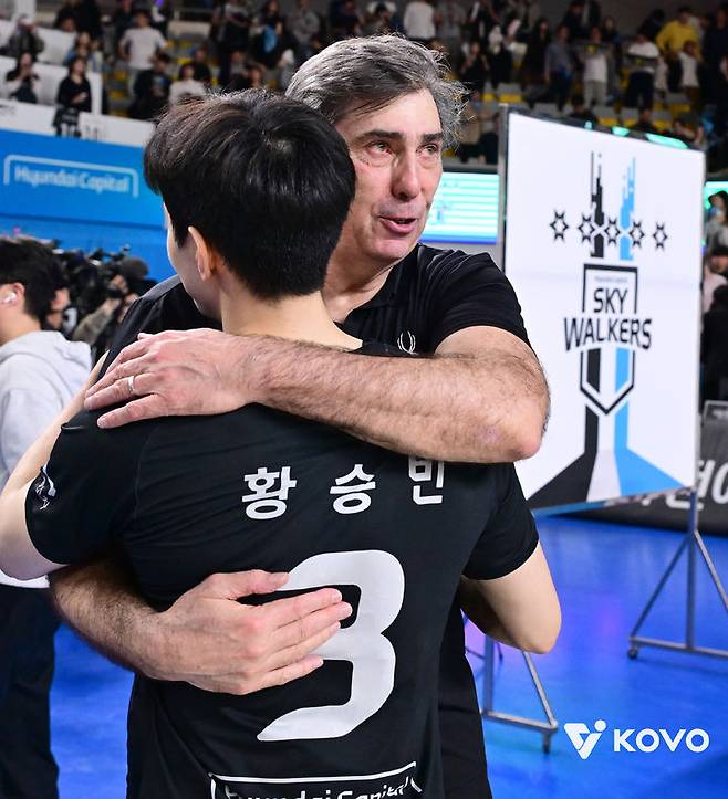 [천안=뉴시스]현대캐피탈 블랑 감독과 황승빈. (사진=KOVO 제공)