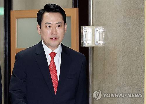 장동혁 대표, 여야정 민생경제 협의체 회담 마치고 (서울=연합뉴스) 이동해 기자 = 국민의힘 장동혁 대표가 7일 국회에서 이동하고 있다. 2026.4.7 eastsea@yna.co.kr