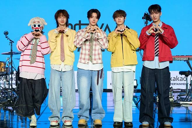 엠넷 '스틸하트클럽'을 통해 뭉친 밴드 하츠웨이브가 8일 오후 4시 서울 마포구 문화비축기지에서 데뷔 쇼케이스를 열었다. 카카오엔터테인먼트 제공