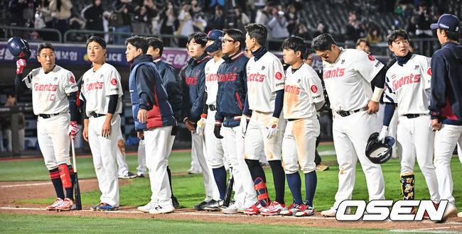 [OSEN=부산, 이석우 기자] 7일 부산 사직야구장에서 2026 신한 SOL KBO 리그 롯데 자이언츠와 KT 위즈의 경기가 열렸다. 홈팀 롯데는 나균안이, 방문팀 KT는 고영표가 선발 출전했다.롯데 자이언츠 선수들이 7연패하고 어두운 표정으로 팬들에게 인사를 하고 있다. 2026.04.07 / foto0307@osen.co.kr