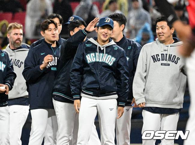 [OSEN=광주, 이대선 기자] NC 다이노스가 파죽의 4연승을 달렸다. NC는 3일 광주-기아 챔피언스필드에서 열린 2026 프로야구 KIA 타이거즈와의 경기를 5-2로 잡았다. 선발 구창모가 6이닝 무실점 역투를 펼쳤고 베테랑 박민우가 제임스 네일을 공략하는 등 3타점을 올리며 승리를 이끌었다. 4연승이자 시즌 5승1패를 기록했다. KIA는 3연패에 빠져 1승5패 최하위로 떨어졌다.경기 종료 후 NC 선수들이 승리의 기쁨을 나누고 있다. 2026.04.03 /sunday@osen.co.kr
