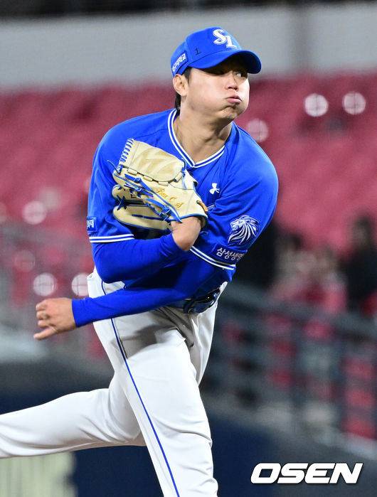 [OSEN=광주, 최규한 기자] 7일 광주-기아 챔피언스필드에서 ‘2026 신한 SOL KBO리그’ KIA 타이거즈와 삼성 라이온즈의 경기가 열렸다.홈팀 KIA는 양현종, 방문팀 삼성은 양창섭을 선발로 내세웠다. 7회말 1사 1, 3루 상황 마운드에 오른 삼성 투수 배찬승이 힘차게 공을 뿌리고 있다. 2026.04.07 / dreamer@osen.co.kr