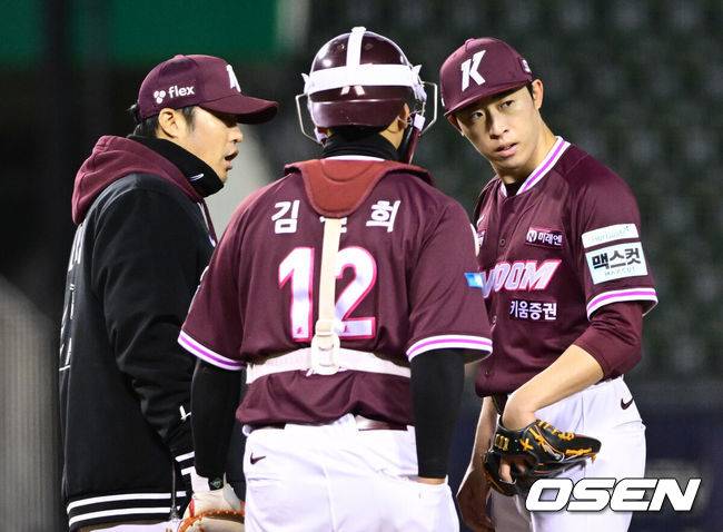 [OSEN=잠실, 조은정 기자]7일 서울 잠실야구장에서 '2026 신한 SOL Bank KBO리그' 키움 히어로즈와 두산 베어스의 경기가 열렸다.이날 두산은 최승용, 키움은 배동현을 선발로 내세웠다.6회초 1사 1루에서 코칭스태프가 마운드에 올라 키움 배동현과 대화를 하고 있다. 2026.04.07 /cej@osen.co.kr