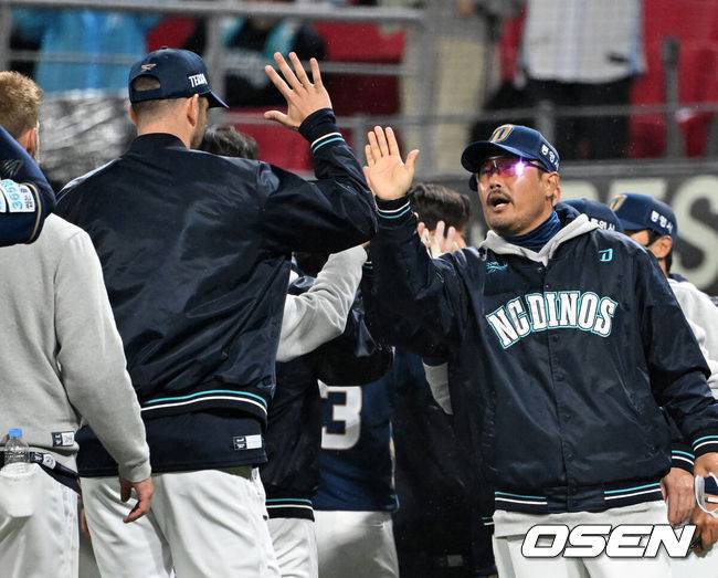 [OSEN=광주, 이대선 기자] NC 다이노스가 파죽의 4연승을 달렸다. NC는 3일 광주-기아 챔피언스필드에서 열린 2026 프로야구 KIA 타이거즈와의 경기를 5-2로 잡았다. 선발 구창모가 6이닝 무실점 역투를 펼쳤고 베테랑 박민우가 제임스 네일을 공략하는 등 3타점을 올리며 승리를 이끌었다. 4연승이자 시즌 5승1패를 기록했다. KIA는 3연패에 빠져 1승5패 최하위로 떨어졌다.경기 종료 후 NC 이호준 감독이 선수들과 승리의 기쁨을 나누고 있다. 2026.04.03 /sunday@osen.co.kr