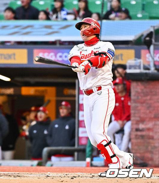 [OSEN=인천, 박준형 기자] 7일 오후 인천 SSG랜더스필드에서 ‘2026 신한 SOL Bank KBO리그'&nbsp;SSG 랜더스와 한화 이글스의 경기가 진행됐다.이날 SSG는 타케다를, 한화는 류현진을 선발투수로 내세웠다.1회말 1사 1루 SSG 최정이 역전 2점 홈런을 날리고 있다.   2026.04.07 / soul1014@osen.co.kr