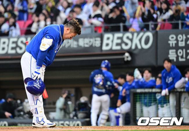 1회 첫 타석에 들어서며 광주 팬들에게 허리를 숙여 인사 전하는 삼성 최형우.