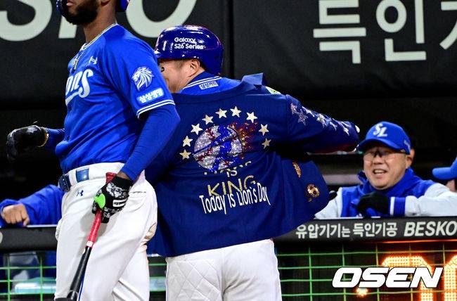 승부에 쐐기를 박고 푸른 홈런 재킷 입는 마흔 셋 타격장인 최형우.