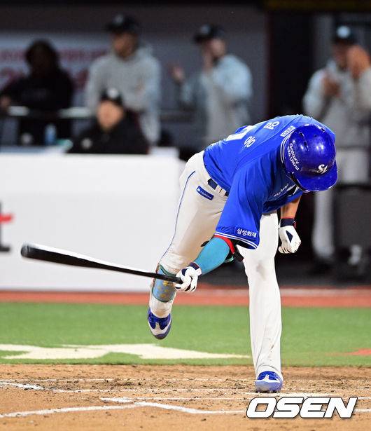 [OSEN=수원, 조은정 기자] 3일 경기도 수원 KT위즈파크에서 2026 신한 SOL KBO리그 KT 위즈와 삼성 라이온즈의 경기가 열렸다.이날 KT는 사우어, 삼성은 후라도를 선발로 내세웠다.6회말 2사 3루에서 삼성 김영웅이 헛스윙 삼진으로 물러나며 배트를 내던지고 있다. 2026.04.03 /cej@osen.co.kr