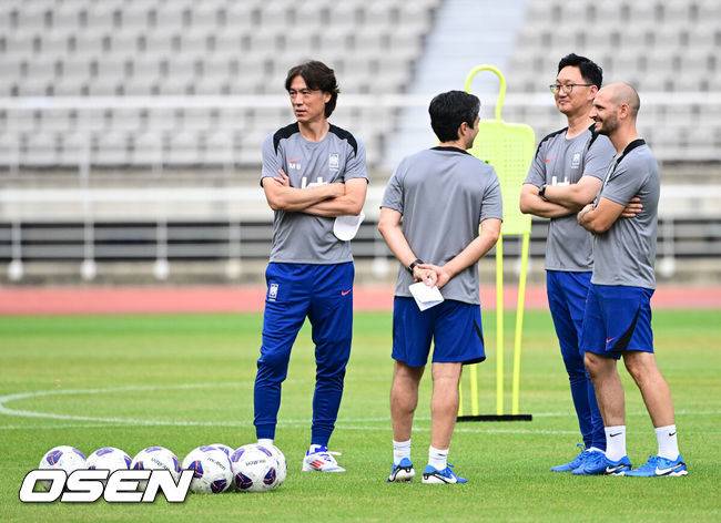 [OSEN=지형준 기자] 홍명보 감독이 이끄는 한국 축구대표팀이 2일 오후 고양종합운동장에서 2026 국제축구연맹(FIFA) 북중미 월드컵 3차 예선을 앞두고 훈련을 가졌다.한국은 9월 5일 오후 8시 서울월드컵경기장에서 팔레스타인과 1차전을 치른다. 이후 10일 오후 11시 오만 무스카트의 술탄 카부스 스포츠 콤플렉스에서 오만과 2차전 원정 경기를 펼친다.&nbsp;홍명보 감독이 주앙 아로소 수석 코치, 티아고 마이아 분석 코치와 함께 훈련을 지켜보고 있다. 2024.09.02 / jpnews@osen.co.kr
