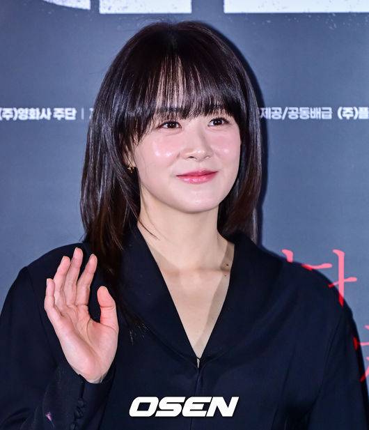 [OSEN=지형준 기자] 13일 오후 서울 성동구 성수동1가 메가박스 성수점에서 영화 '주차금지' 언론시사회가 열렸다.'주차금지'는 주차로 시작된 사소한 시비가 최악의 상황으로 치닫으며 벌어지는 생활 밀착형 스릴러. 이번 '주차금지'에서 기대를 모으고 있는 포인트는 바로 연기파 배우들의 캐스팅으로, 배우 류현경부터 김뢰하, 그리고 떠오르는 충무로 기대주 차선우까지 참여했다.&nbsp;배우 류현경이 포토타임을 하고 있다. 2025.05.13 /jpnews@osen.co.kr