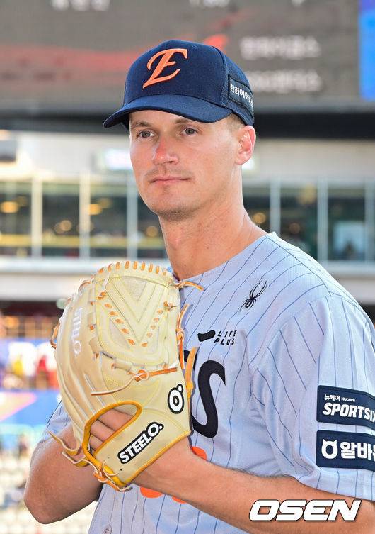 [OSEN=인천, 박준형 기자] 7일 오후 인천 SSG랜더스필드에서 ‘2026 신한 SOL Bank KBO리그'&nbsp;SSG 랜더스와 한화 이글스의 경기가 진행됐다.이날 SSG는 타케다를, 한화는 류현진을 선발투수로 내세웠다.경기 앞두고 화이트 대신 새롭게 합류한 한화 외국인 선수 쿠싱이 포즈를 취하고 있다.   2026.04.07 / soul1014@osen.co.kr