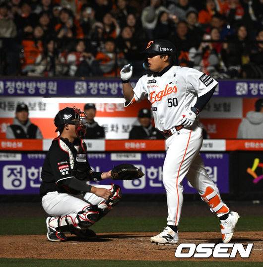 [OSEN=대전, 이대선 기자] 2일 대전 한화생명볼파크에서 2026 신한 SOL KBO리그 한화 이글스와 KT 위즈의 경기가 열렸다.이날 한화는 문동주, KT는 오원석을 선발로 내세웠다.7회말 무사에서 한화 강백호가 우월 솔로 홈런을 치고 환호하고 있다. 2026.04.02 /sunday@osen.co.kr