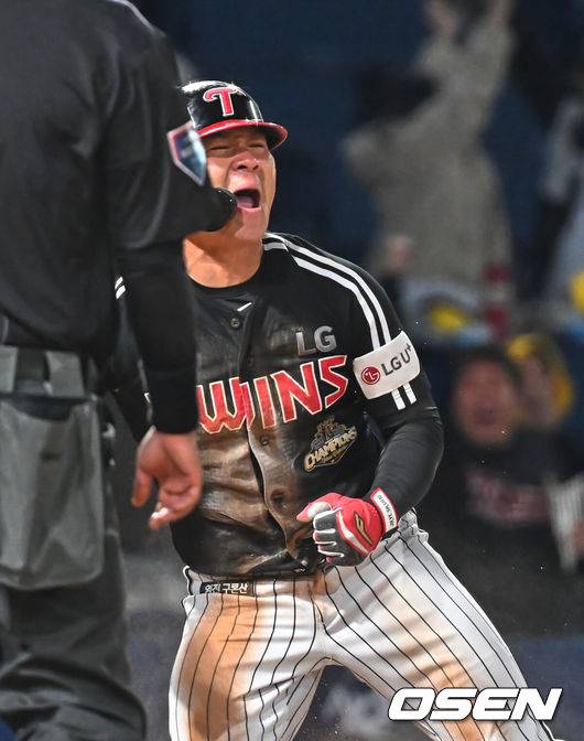 [OSEN=창원, 이석우 기자] 8일 창원NC파크에서 2026 신한 SOL KBO 리그 NC 다이노스와 LG 트윈스의 경기가 열렸다. 홈팀 NC는 신민혁이, 방문팀 LG는 웰스가 선발 출전했다. LG 트윈스 오지환이 8회초 2사 2루 중견수 쪽 적시타를 치고 홈으로 쇄도, 그라운드 홈런을 만들고 있다. 2026.04.08 / foto0307@osen.co.kr