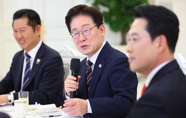 ▲이재명 대통령이 지난 7일 청와대에서 열린 여야정 민생경제 협의체 회담에서 발언하고 있다. 왼쪽부터 더불어민주당 정청래 대표, 이 대통령, 국민의힘 장동혁 대표. ⓒ연합뉴스