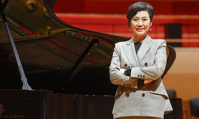 박은혜 부천아트센터 대표이사가 지난달 20일 음향의 전당으로서 부천아트센터 콘서트홀이 지닌 매력을 설명하고 있다. 박 대표는 “문화의 힘은 가랑비에 옷 젖듯 차곡차곡 쌓일 때 생긴다”며&nbsp;“부천아트센터가 시민의 일상 속에서 예술이 숨 쉬는 플랫폼이 되어야 한다”고 강조했다. 최성수 기자&nbsp;