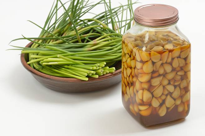 마늘장아찌는 냉장고나 서늘한 곳에 두고 1주일 숙성 후 꺼내 먹으면 된다. 매운맛이 부담스럽다면 2주 이상 숙성하는 것이 좋다. 클립아트코리아 제공