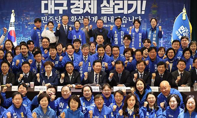 더불어민주당 정청래 대표와 대구시장 후보인 김부겸 전 국무총리가 8일 대구 북구 인터불고 엑스코 호텔에서 열린 현장 최고위원회의를 마친 뒤 참석자들과 기념 촬영하고 있다. 연합뉴스