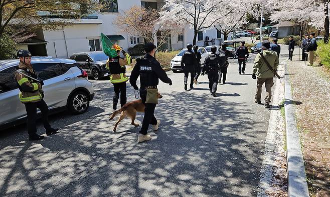 8일 대전 오월드에서 늑대 1마리가 탈출한 가운데 소방, 경찰, 오월드, 금강유역환경청, 엽사 등이 수색 및 포획 작업을 하고 있다. 대전시에 따르면 이날 오전 10시께 오월드 동물원에서 합사 중 늑대 1마리가 탈출했다. 탈출한 늑대는 1년생의 어린 늑대로 전해졌다. 대전소방본부 제공