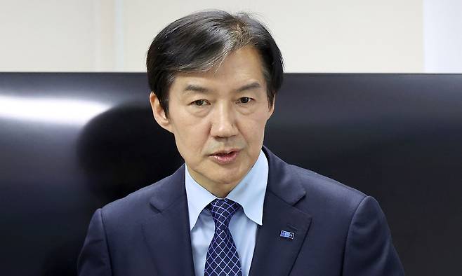 조국 조국혁신당 대표가 8일 경남 창원시 성산구 한 빌딩에서 열린 심규탁 창원시장 후보 선거사무소 개소식에서 축사하고 있다. 연합뉴스