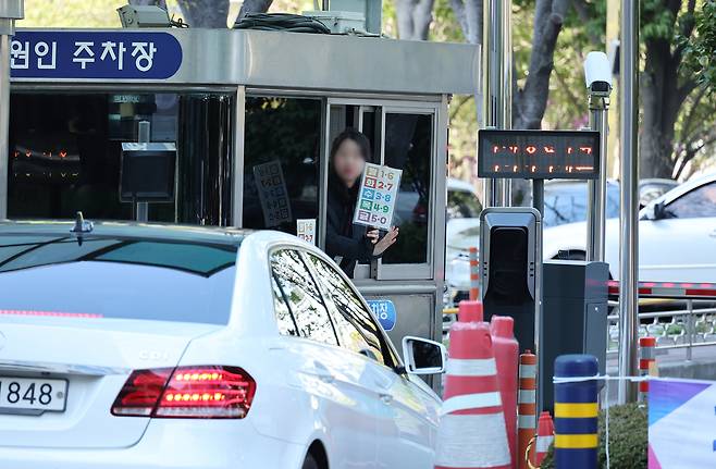 공영주차장 승용차 5부제(요일제) 시행 첫날인 8일 부산 연제구 부산시청 민원인 전용 주차장에서 관계자가 끝자리 3·8번에 해당하는 차량 출입을 통제하고 있다.&nbsp; &nbsp;연합뉴스