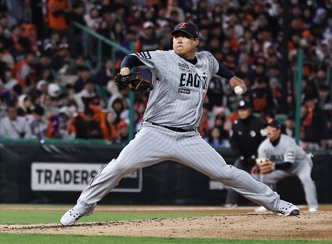 한화 이글스 투수 류현진이 7일 인천 SSG 랜더스필드에서 열린 SSG 랜더스와의 경기에서 선발로 등판해 힘차게 공을 던지고 있다. 류현진은 이날 1회말 기예르모 에레디아를 상대로 삼진을 잡아내며 프로야구 통산 7번째 1500탈삼진 기록을 세웠다. 미국프로야구 메이저리그(MLB)에서 10시즌 동안 거둔 934탈삼진을 합치면, 한미 통산 2434탈삼진이다. 뉴스1